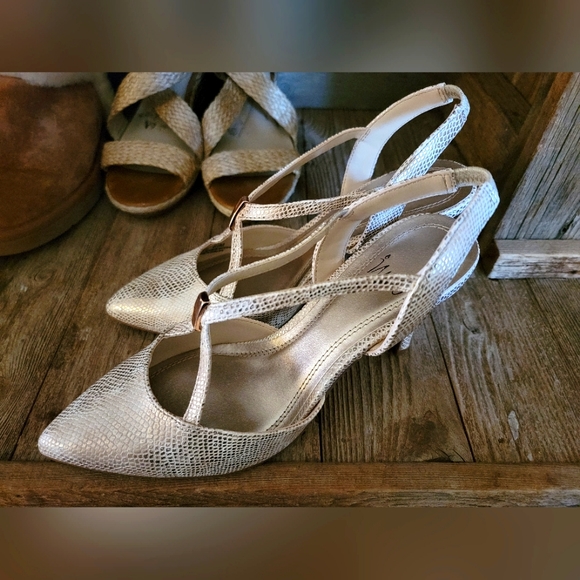 Brand new gold heels - Picture 2 of 4